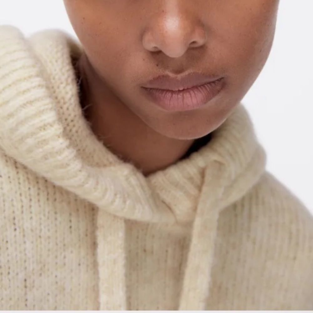 Sweater with drawstring hood. Long sleeves.
Ecru | ZARA small